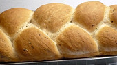 Pletený pšeničný chléb s cuketou z formy