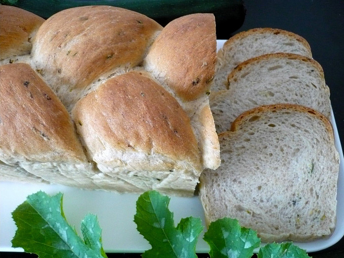 Pletený pšeničný chléb s cuketou z formy
