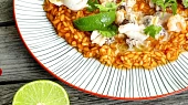 Risotto s mořskými plody, koriandrem a limetkou
