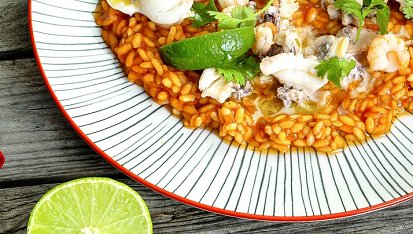 Risotto s mořskými plody, koriandrem a limetkou