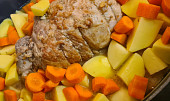 Vepřová plec pečená pomalu společně s bramborami a mrkví