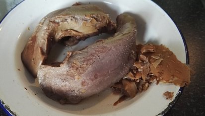 Vepřové jazyky na černo, oloupané jazyky