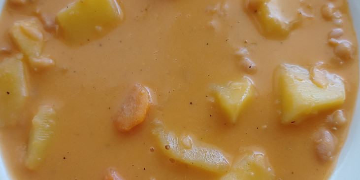 Fazolová polévka s bramborem a mrkví