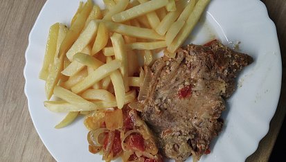 Krkovice naložená v hořčici, pečená s cibulí, paprikami a rajčaty