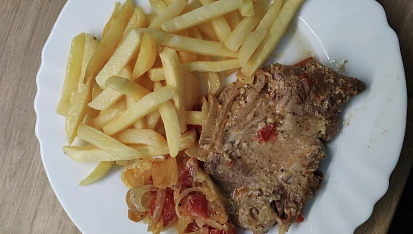 Krkovice naložená v hořčici, pečená s cibulí, paprikami a rajčaty