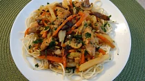 Kuřecí maso s Chow Mein nudlemi