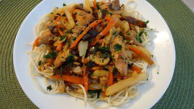 Kuřecí maso s Chow Mein nudlemi