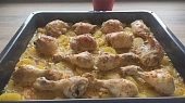 Kuřecí stehna pečená na bramborách a žampionech, Bohužel bez žampionů...