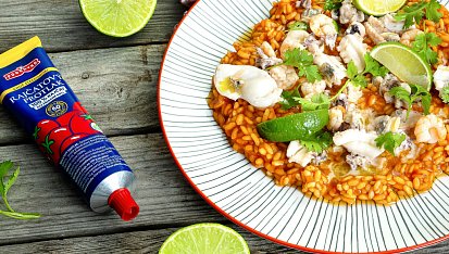 Risotto s mořskými plody, koriandrem a limetkou
