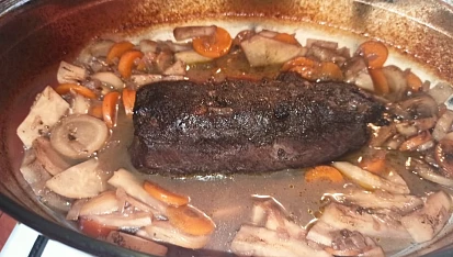 Srnčí hřbet na zelenině a červeném víně, pred rozmixovaním
