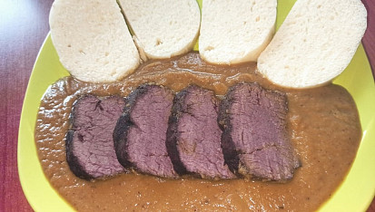 Srnčí hřbet na zelenině a červeném víně