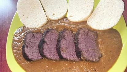Srnčí hřbet na zelenině a červeném víně