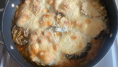 Zapečený lilek s parmezánem a mozzarellou
