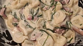Bramborové noky s baby špenátem, šunkou a smetanou, Měla jsem noky tak jsem tam dala tortellini plněné  špenátem a pecka.