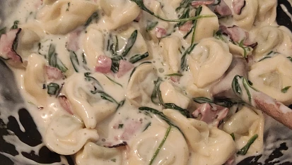 Bramborové noky s baby špenátem, šunkou a smetanou, Měla jsem noky tak jsem tam dala tortellini plněné  špenátem a pecka.
