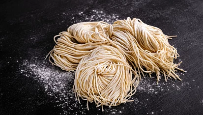 Kachní rámen, naše nudle rámen vyráběné ručně s pomocí japonského stroje podle originálních japonských receptur. Foto Marie Bartošová