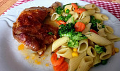 Marinovaná kuřecí stehna s těstovinami a zeleninou (Marinovaná kuřecí stehna s těstovinami a zeleninou)