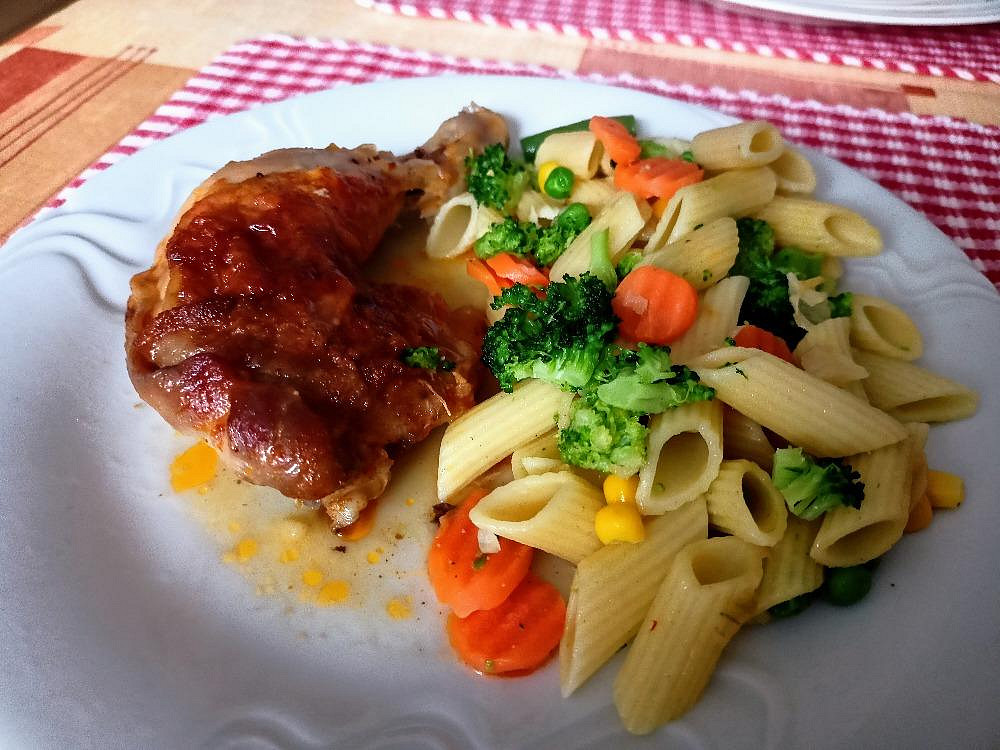 Marinovaná kuřecí stehna s těstovinami a zeleninou