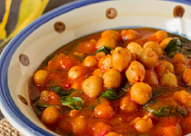 Podzimní cizrnové curry s rajčaty a špenátem podle The 1:1 Diet