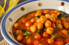 Cizrnové curry s rajčaty a špenátem