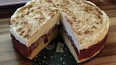 Švestkový dort (řez) se smetanovým krémem