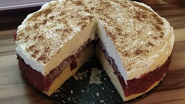 Švestkový dort (řez) se smetanovým krémem