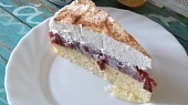 Švestkový dort (řez) se smetanovým krémem
