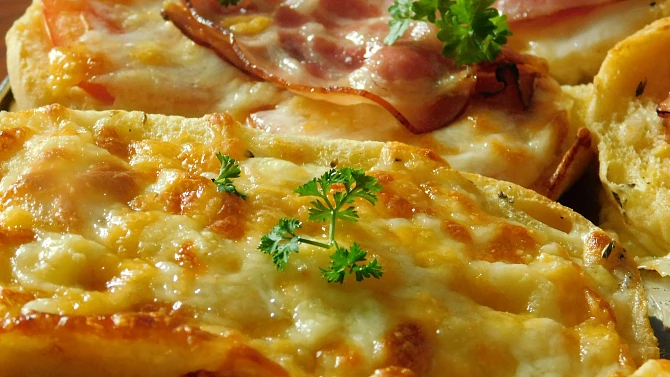 Zapečené housky / Aneb co se starším pečivem