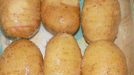 Brambory pečené s brynzou