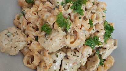 Čočkové těstoviny s parmezánovou omáčkou