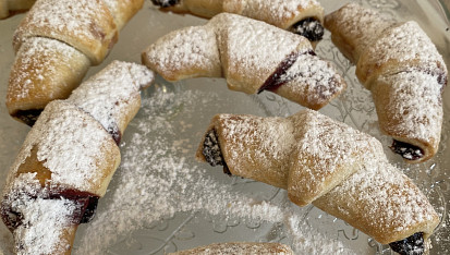 Svatomartinské rohlíčky, S povidly a marmeladou.. jsou úžasné, křehké a zároveň dokřupava a nejsou suché. Moc dekuju za recept ❤️