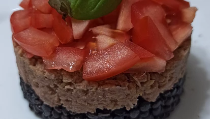 Černá čočka s tuňákem