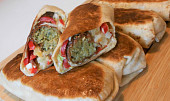 Cizrnový falafel podle Majkla (Dělená strava podle LK - Kytičky, velmi volný graf) (Falafel zapečený v tortille se zeleninou a česnekovým dipem)