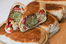 Falafel zapečený v tortille se zeleninou a česnekovým dipem