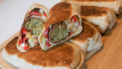 Cizrnový falafel podle Majkla (Dělená strava podle LK - Kytičky, velmi volný graf), Falafel zapečený v tortille se zeleninou a česnekovým dipem