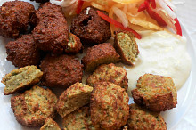 Falafel - tmavší fritovaný v tuku a světlejší fritovaný v horkovzdušné fritéze+česnekový dip