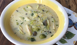 Jemná bramborová polévka s kapustou, houbami a smetanou