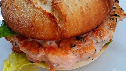 Lososový burger s koriandrem