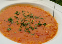 Polévka z červené čočky a rajčat