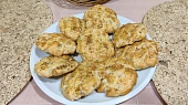 Škvarkové placky, zrovna vytažené z trouby
