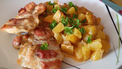Stehenní řízky zapečené v brambůrkách, zalité šlehačkou
