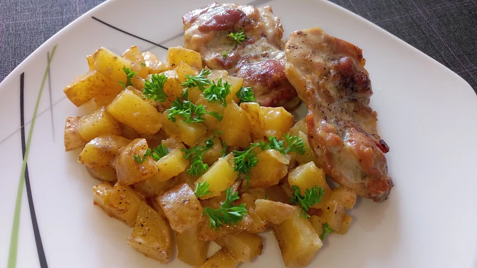 Stehenní řízky zapečené v brambůrkách, zalité šlehačkou