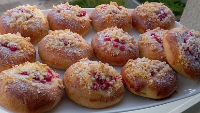 Tlačené koláče s rybízem a kokosovou drobenkou
