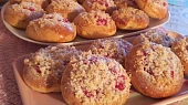Tlačené koláče s rybízem a kokosovou drobenkou
