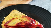 Vajíčkový koláč s červenou řepou