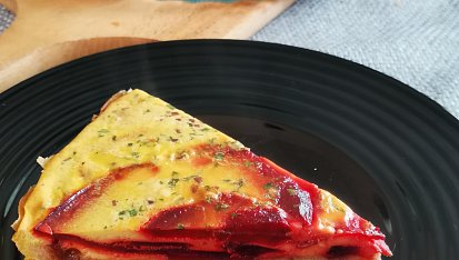 Vajíčkový koláč s červenou řepou