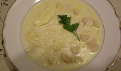 Bílá polévka s květákem, dvěma druhy sýrů a domácími nudlemi (Bílá mléčná polévka s květákem a dvěma druhy sýru)