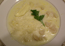 Bílá polévka s květákem, dvěma druhy sýrů a domácími nudlemi