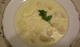 Bílá polévka s květákem, dvěma druhy sýrů a domácími nudlemi