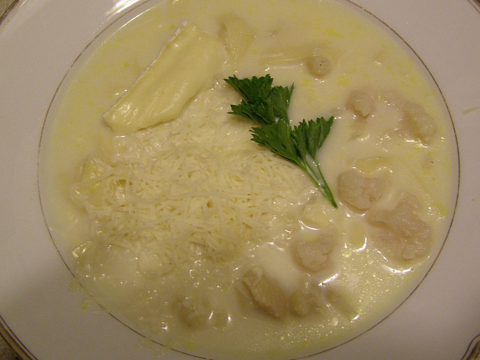 Bílá polévka s květákem, dvěma druhy sýrů a domácími nudlemi, Bílá mléčná polévka s květákem a dvěma druhy sýru